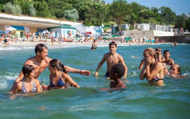 Koçu olan bir grup çocuk denizde eğleniyor.