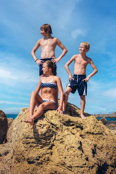 Grupo Niños Orilla Del Mar Durante Las Vacaciones Fotos de stock libres de derechos