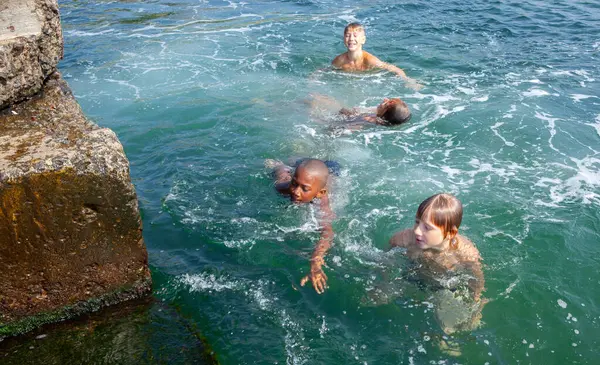 Gyerekek Úsznak Tengerben Nyári Szünetben Jogdíjmentes Stock Fotók
