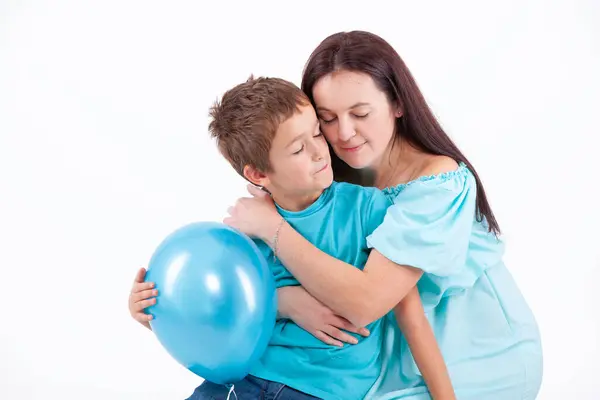 Felice Madre Con Figlio Uno Sfondo Leggero — Foto Stock