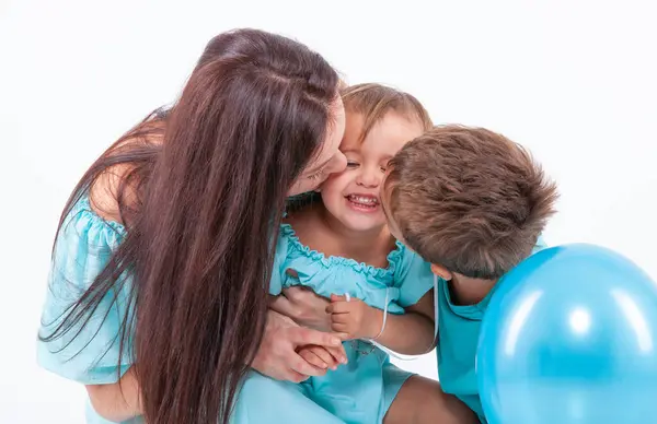 Madre Feliz Con Los Niños Sobre Fondo Claro — Foto de Stock
