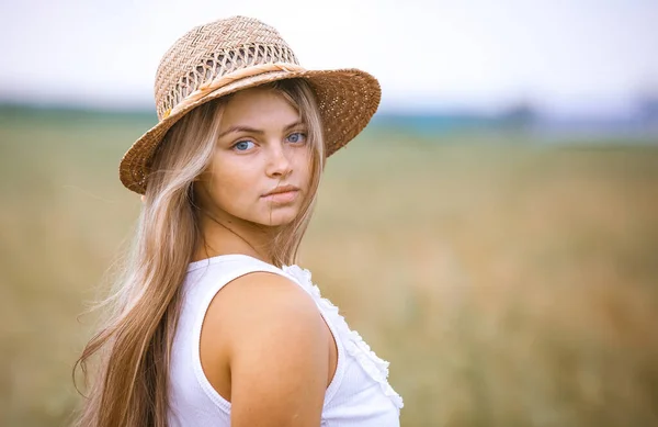 Buğday Tarlasında Mutlu Kız Portresi Telifsiz Stok Fotoğraflar