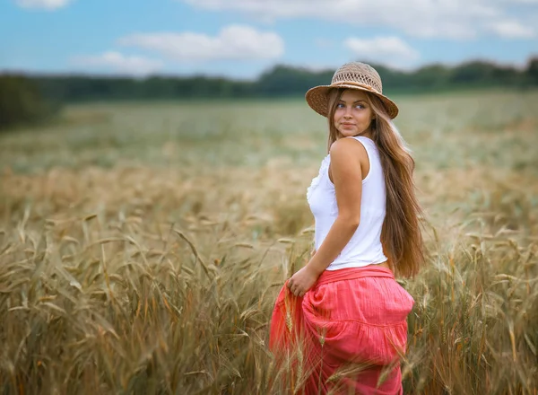 Buğday Alanında Mutlu Kız - Stok İmaj