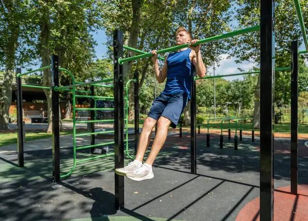 公園のスポーツ用具で運動する若い男選手 ストック画像