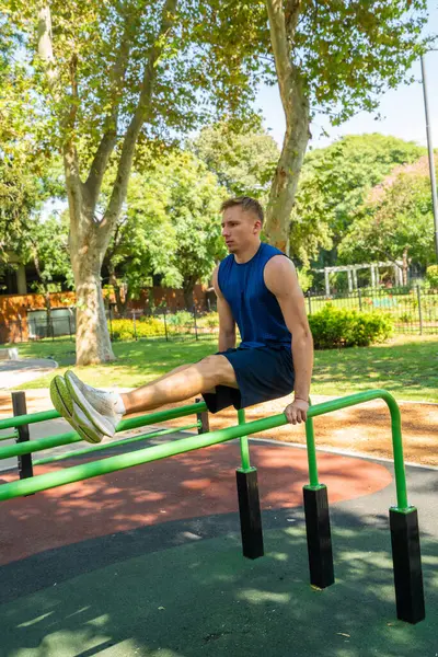 公園のスポーツ用具で運動する若い男選手 ストック写真
