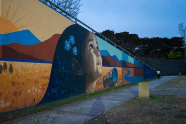 Buenos Aires, Arjantin - 11.06.2024: Yüzünde teleskop olan bir kızın duvar resmi. Duvar resmi kaldırımın yanındaki duvarda.
