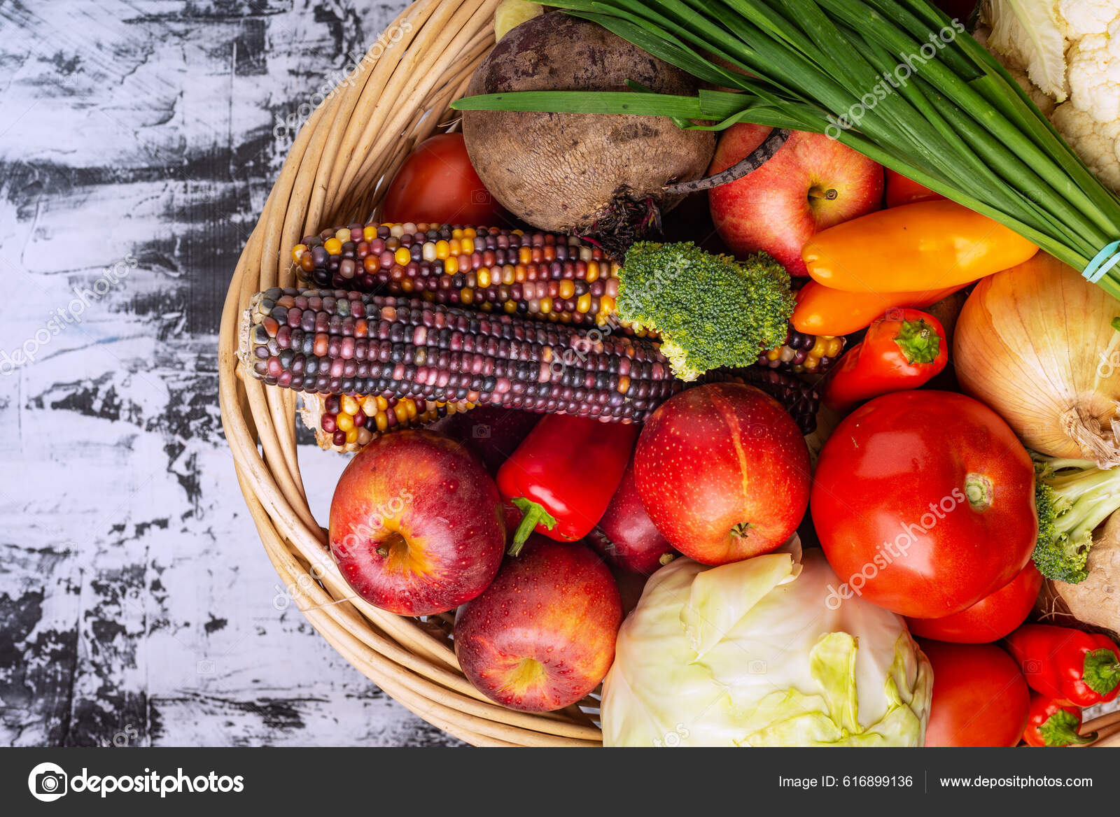 Cesta Vime Cheia Legumes Frutas Vista Superior Outono Época Colheita — Foto  © kosoff #616899136, image size:1600x1168