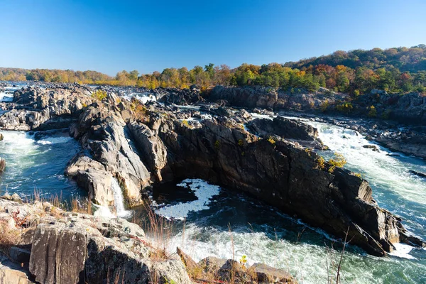 Φθινοπωρινή Θέα Του Ποταμού Βουνό Θυελλώδες Νερό Ρέει Ανάμεσα Μεγάλες — Φωτογραφία Αρχείου