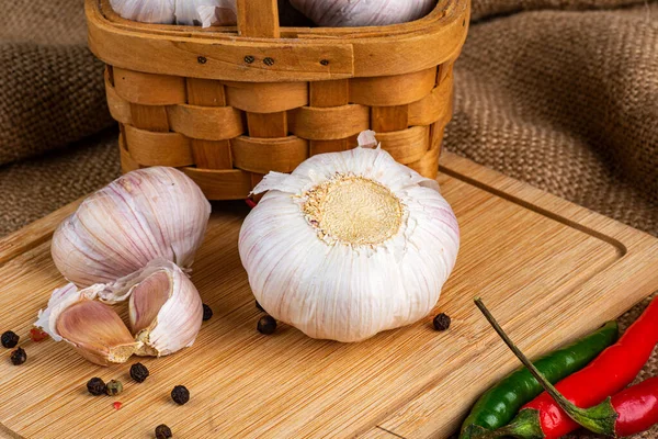 Slices Whole Bulb Garlic Cutting Board Close — Stock Photo, Image