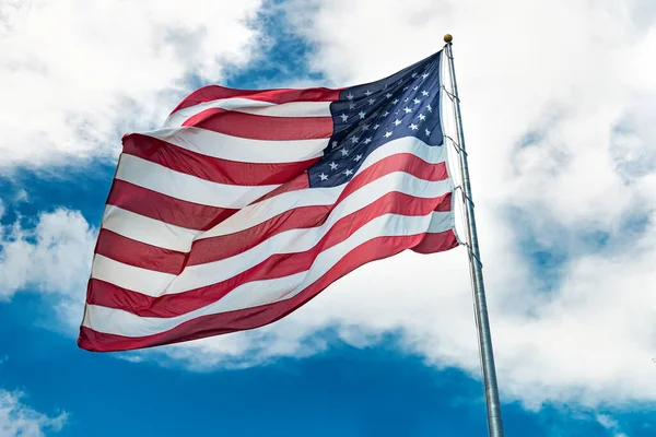Bandeira Americana Contra Céu Nublado Vista Baixo Ângulo Estrelas Listras — Fotografia de Stock
