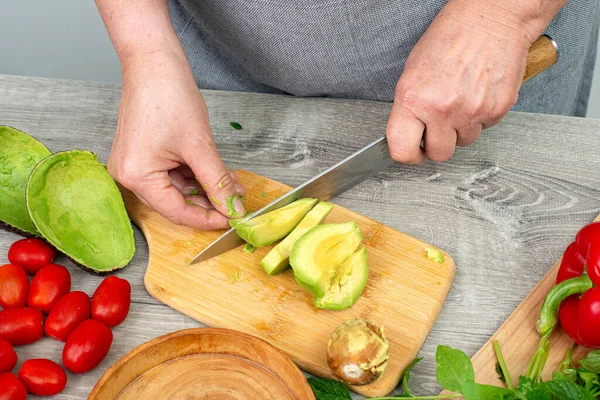 Frauenhände Schneiden Avocado Mit Einem Messer Und Bereiten Sie Für — Stockfoto