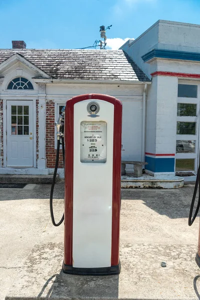Vintage Red Gasoline Pumps Old Gas Station — Stock Photo, Image