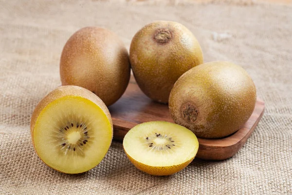 Kiwi Frutas Close Uma Tigela Madeira Uma Superfície Serapilheira — Fotografia de Stock