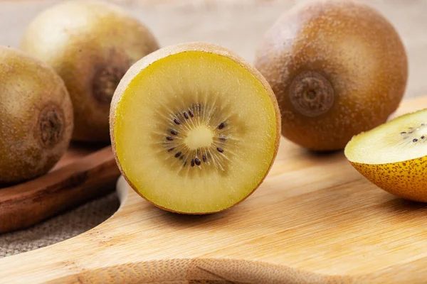 Kiwi Fatiado Frutas Inteiras Uma Tábua Corte Com Close Faca — Fotografia de Stock