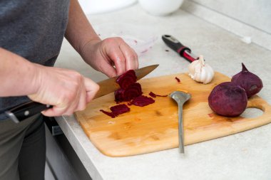 Masada taze kırmızı pancar kesen kadın, yakın plan.