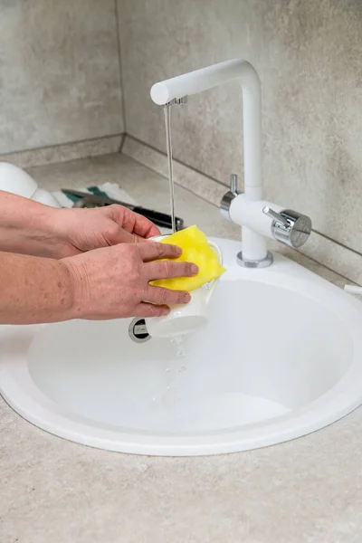Die Hände Einer Erwachsenen Frau Spülen Geschirr Unter Fließendem Wasser — Stockfoto