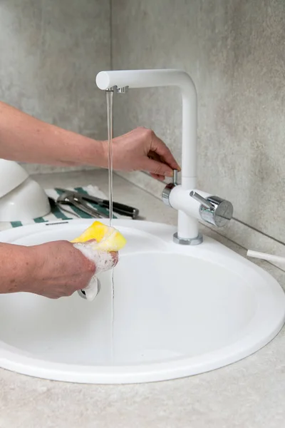Mains Une Femme Adulte Laver Vaisselle Sous Eau Courante Dans — Photo