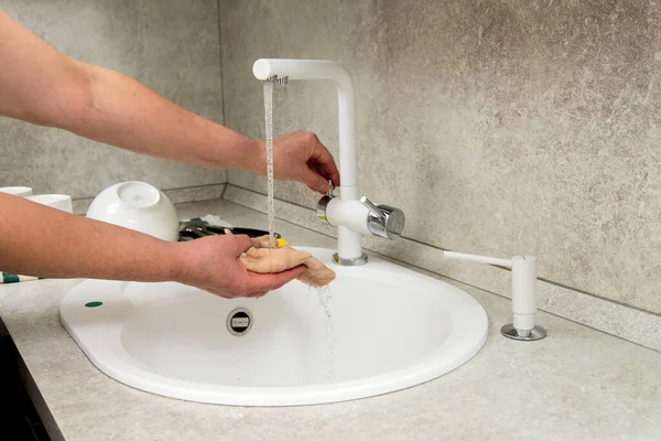大人の女性の手が台所の洗面台を洗う — ストック写真