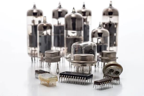 Радіокомпоненти Мікрочіпи Транзисторні Радіотрубки Білому Тлі Концепція Еволюції Радіоелектроніки — стокове фото