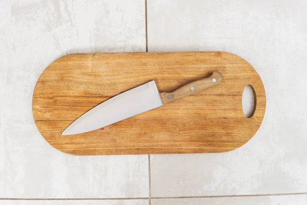 Planche Découper Bois Avec Couteau Sur Table Cuisine Vue Haut — Photo