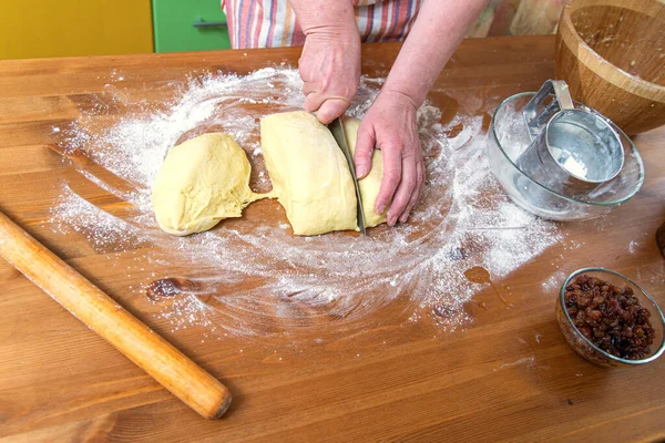 女人的手准备在家里厨房烘焙的面团 — 图库照片