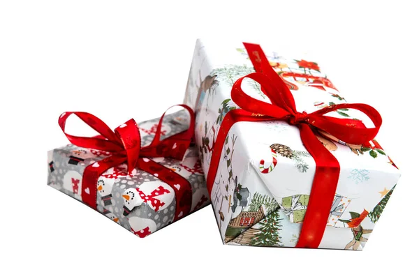 五彩缤纷的礼品盒 系有圣诞礼物的缎带 被白色背景隔离 — 图库照片
