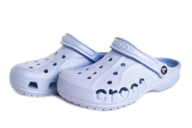  Beyaz arka planda kendine özgü bir tasarımı olan mavi Crocs sandaletleri..