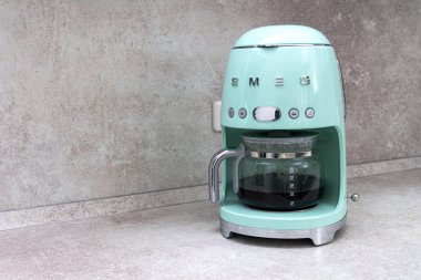  Yakın plan kahve makinesi KOBİ markası. Ve mutfak masasında taze demlenmiş kahve. Metin için boşluk.