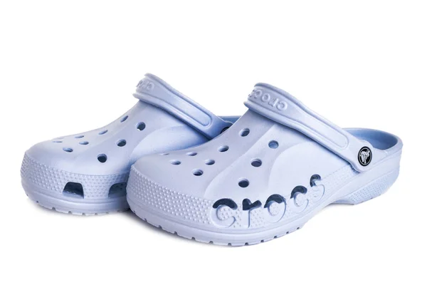 Paire Sandales Crocs Bleues Avec Design Distinctif Sur Fond Blanc — Photo