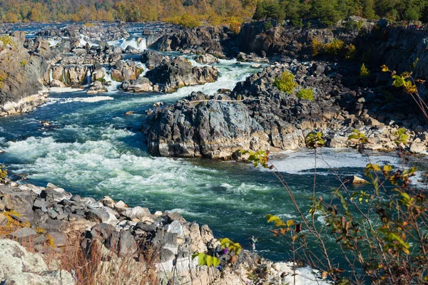 Pomiędzy Wysokimi Skałami Płynie Gwałtowna Górska Rzeka Jesienny Krajobraz Szerokiej — Zdjęcie stockowe