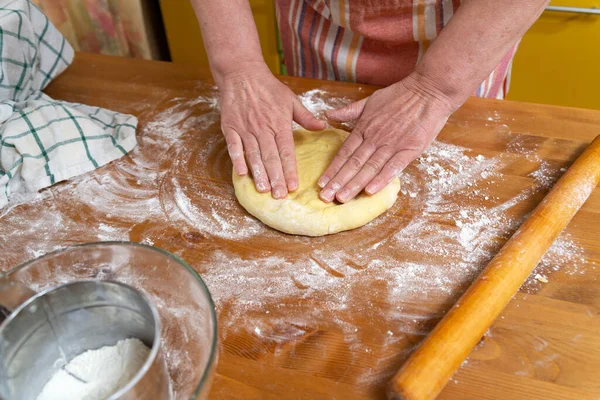 Жіночі Руки Готують Тісто Випічки Кухонному Столі Домашній Кухні — стокове фото