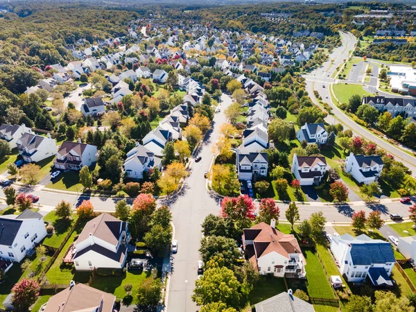 秋天的全景 是现代中上层一户民房街道的全景 美国弗吉尼亚州的房地产 无人机视图 — 图库照片