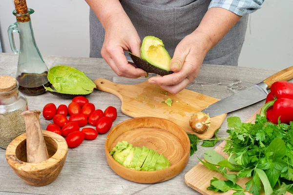 Frauenhände Bei Der Zubereitung Von Avocado Zum Servieren Küchentisch Mit — Stockfoto