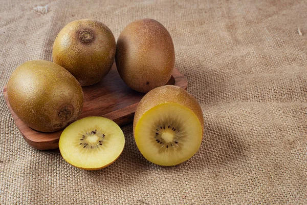 Kiwi Frutas Close Uma Tigela Madeira Uma Superfície Serapilheira — Fotografia de Stock
