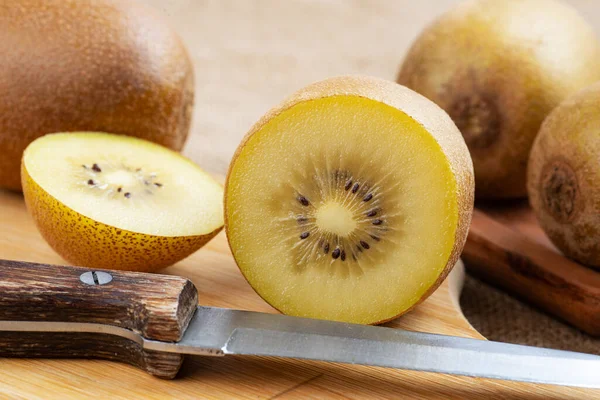 Kiwi Fatiado Frutas Inteiras Uma Tábua Corte Com Close Faca — Fotografia de Stock