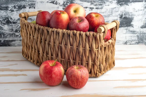 Récolte Pommes Fraîches Dans Panier Osier Sur Une Table Blanche — Photo