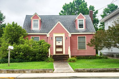 Küçük şirin bir ev. Verandanın çimenlik ve yürüyüş yolu manzarası.