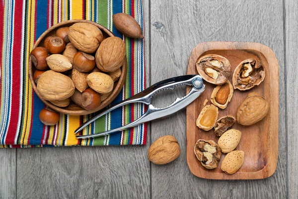 放在木碗里的坚果和灰色桌子上的坚果饼干 坚果的分类 开心果 山核桃 — 图库照片