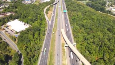 Ağır kamyonları ve yüksek hızda arabaları olan çok şeritli bir otoyol. Güneşli bir günde İHA 'nın görüntüsü.