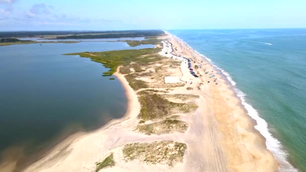 从上往下俯瞰弗吉尼亚奇科泰古岛的海滩 在大西洋沿岸的海滩上停车 海滨地区的居民和帐篷 野生动物保护区和旅游胜地 — 图库视频影像
