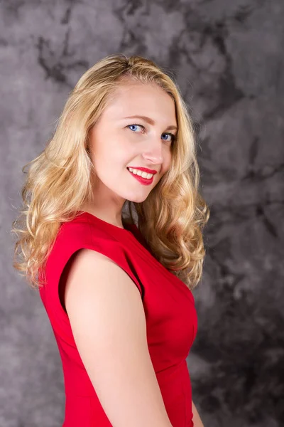 Portret Van Een Mooie Blonde Een Rode Jurk Een Grijze — Stockfoto