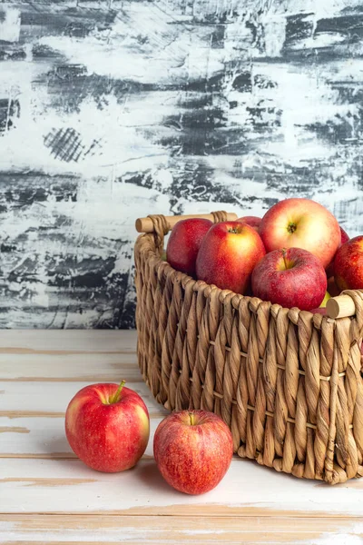 Récolte Pommes Fraîches Cueillies Dans Panier Osier Sur Une Table — Photo