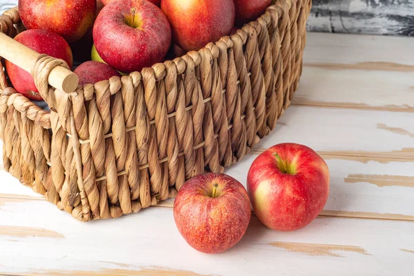 Récolte Pommes Fraîches Cueillies Dans Panier Osier Sur Une Table — Photo