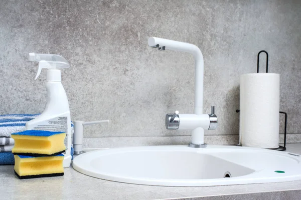 Lavatório Cozinha Moderna Torneira Detergentes Panos Toalhas — Fotografia de Stock