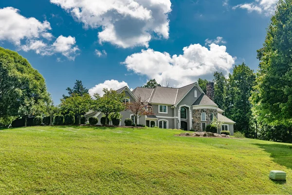 バージニア州の住宅街に美しいデザインのフロントヤードと芝生を持つ豪華なカスタム構築された丘の中腹の家 — ストック写真