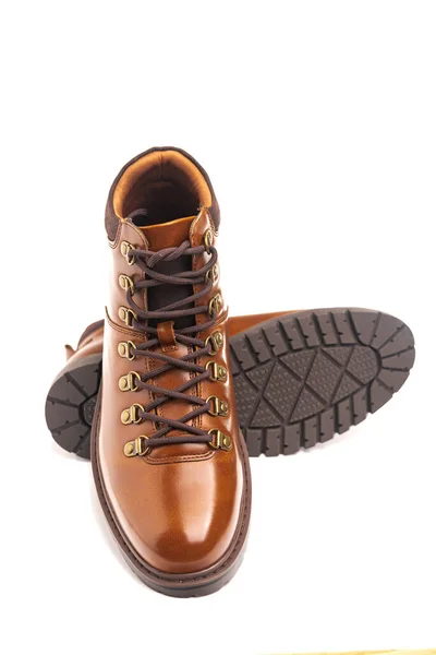 白地に冬や秋のハイキング用のメンズレザーブラウンブーツ 男性のファッション 流行の靴 — ストック写真