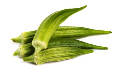 Beyaz arkaplanda yeşil taze bamya izole edilmiş..