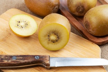 Taze Kivi dilimlenmiş ve tüm meyveler bıçakla kesilmiş..