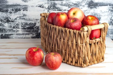 Hasat sepetindeki taze elmaları beyaz masada topla. Metin için boşluk.