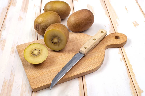 Kiwi Gesneden Hele Vruchten Snijplank Met Mes Witte Tafel — Stockfoto